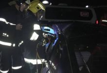 Photo of video | Un automobil s-a izbit violent de un copac în această noapte. Salvatorii au intervenit pentru a scoate șoferul dintre fiare