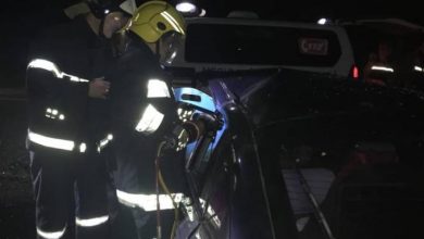 Photo of video | Un automobil s-a izbit violent de un copac în această noapte. Salvatorii au intervenit pentru a scoate șoferul dintre fiare