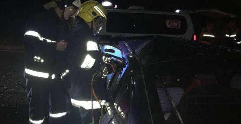 Photo of video | Un automobil s-a izbit violent de un copac în această noapte. Salvatorii au intervenit pentru a scoate șoferul dintre fiare