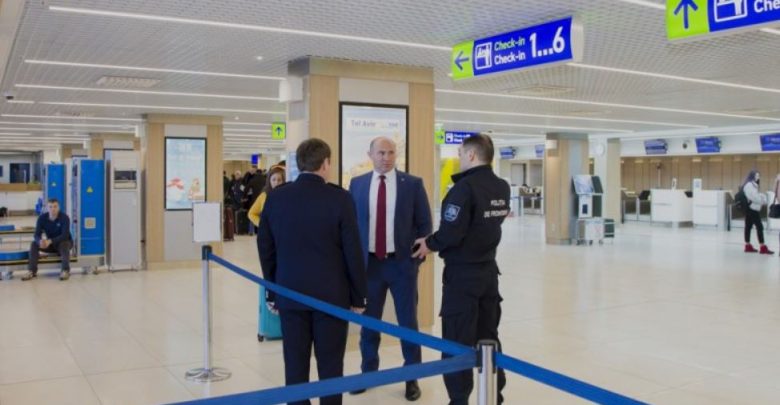 Photo of Ministrul de Interne a efectuat o vizită urgentă la Aeroportul din Chișinău. Ce a verificat Pavel Voicu?