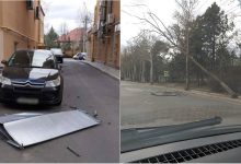 Photo of foto, video | Vântul face ravagii în țară. La Bălți a fost observată o furtună de praf, iar în capitală câțiva copaci au căzut peste mașini și fire electrice