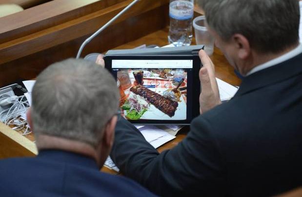 Photo of doc | Tablete în valoare de peste 2,2 de milioane de lei pentru deputați. Parlamentul a inițiat procedura de achiziție