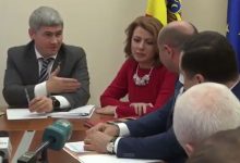 Photo of video | Moment jenant pentru Alexandru Jizdan. Democratul a confundat-o pe deputata PPDA cu o jurnalistă, dând vina pe faptul că „a îmbrăcat o altă rochie”