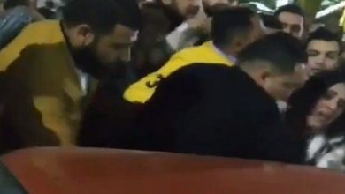 Photo of video | Ar fi atacat-o pentru că era în fustă scurtă. Momentul în care o femeie este agresată de zeci de bărbați într-un oraș din Egipt