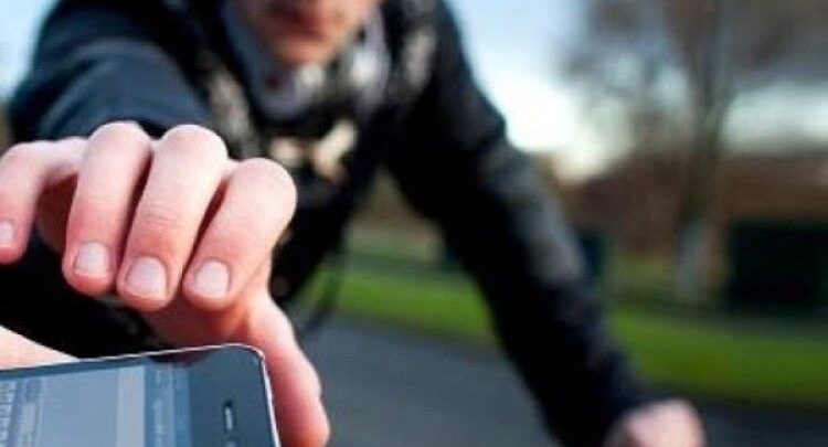 Photo of video | A vrut să vândă un telefon, dar un potențial cumpărător i l-ar fi furat. Cazul unui adolescent din capitală