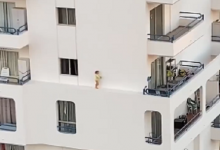 Photo of video | Te iau fiorii. O fetiță, surprinsă cum merge nesupravegheată pe marginea unui bloc, la 10 metri înălțime