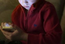 Photo of Un băiat de 14 ani și-ar fi atacat bunica cu cuțitul pentru că i-a interzis să se joace în telefon. Cazul șocant s-a produs la Dubăsari