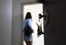 Photo of foto | Poliția caută trei tineri, care ar fi pus la cale o schemă „ingenioasă” cu apartamente închiriate în Chișinău. Cum funcționa aceasta?