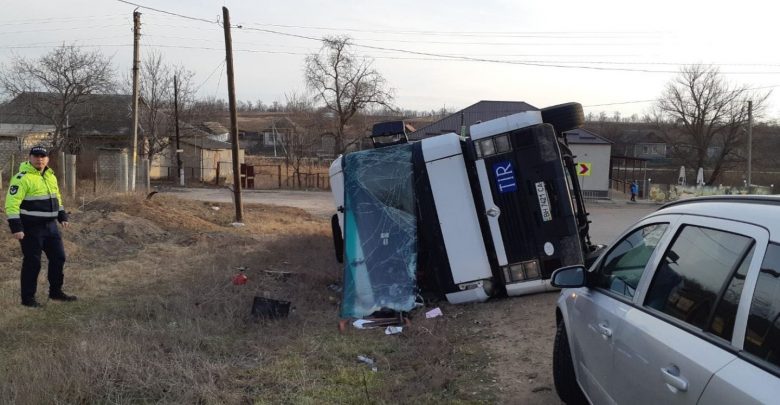 Photo of foto | Un TIR s-a răsturnat pe o stradă din Căușeni. În ce stare este șoferul?