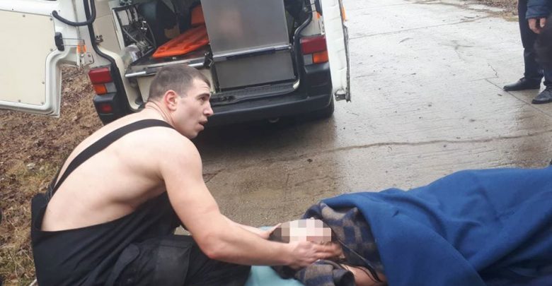 Photo of foto, video | La un pas de tragedie! O tânără de 18 ani din capitală, salvată de la înec după ce a încercat să meargă pe gheața subțire a unui lac