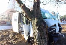 Photo of foto | Șoferul unui microbuz a ajuns la spital după ce s-a izbit cu mașina de un copac