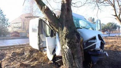 Photo of foto | Șoferul unui microbuz a ajuns la spital după ce s-a izbit cu mașina de un copac