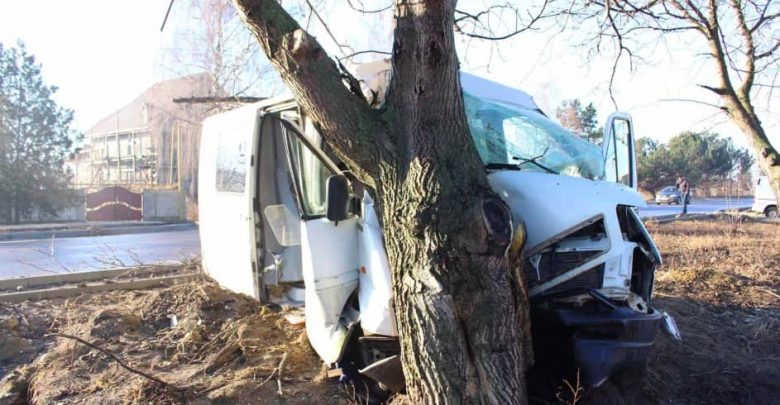 Photo of foto | Șoferul unui microbuz a ajuns la spital după ce s-a izbit cu mașina de un copac