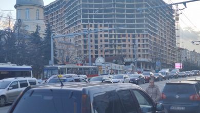 Photo of foto | Trafic infernal în sectorul Rîșcani al capitalei. Un camion s-ar fi tamponat cu automobilul unei școli auto pe sensul giratoriu de pe str. Alecu Russo