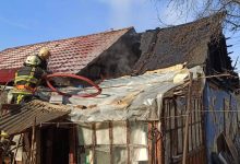 Photo of foto | O casă din Chișinău a luat foc. Mai mulți pompieri și salvatori s-au deplasat la fața locului