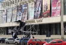 Photo of foto | „Aveți grijă unde parcați”. Vântul puternic a doborât peste mașini carcasa unui panou publicitar din fața Palatului Național