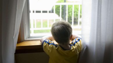 Photo of „A spus să nu ies, căci este un virus afară”. Drama unui copil de 5 ani, găsit singur în casă cu bunicul decedat din cauza COVID-19