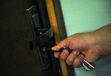 Photo of Cum a fost deposedat un deținut de apartamentul său de către un grup de escroci imobiliari? Cazul a ajuns în instanța de judecată