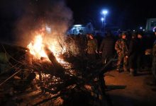 Photo of video | Coronavirusul creează tot mai multă panică. Zeci de protestatari din Ucraina au atacat autobuzele cu cetățenii evacuați din China