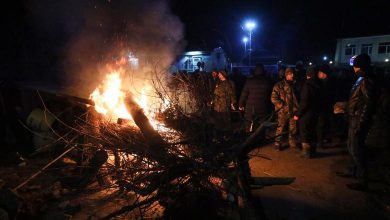 Photo of video | Coronavirusul creează tot mai multă panică. Zeci de protestatari din Ucraina au atacat autobuzele cu cetățenii evacuați din China