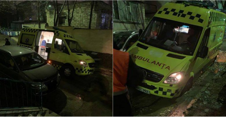 Photo of foto | O ambulanță care se grăbea să transporte o pacientă la spital a rămas blocată într-un șanț. Cine ar fi vinovații?