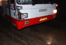 Photo of video | Un bărbat din Bălți a ajuns în stare gravă la spital după ce a fost lovit de un autobuz. Medicii luptă pentru a-i salva viața