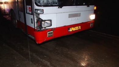 Photo of video | Un bărbat din Bălți a ajuns în stare gravă la spital după ce a fost lovit de un autobuz. Medicii luptă pentru a-i salva viața