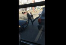 Photo of video | Și-au împărțit pumni și picioare în mijlocul drumului. Doi șoferi din capitală, surprinși în timp ce „rezolvă” un conflict