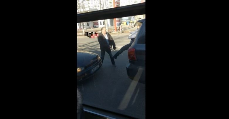 Photo of video | Și-au împărțit pumni și picioare în mijlocul drumului. Doi șoferi din capitală, surprinși în timp ce „rezolvă” un conflict