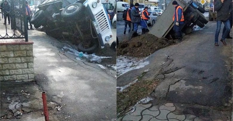 Photo of O groapă săpată cu o zi înainte de colegii săi i-a „înghițit” roțile camionului. Ghinionul de care a avut parte un șofer de la Apă-Canal