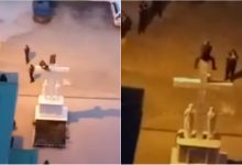 Photo of video | Un bărbat a urcat pe crucifixul din fața unei biserici din capitală și a amenințat că va sări. Individul ar fi scăpat o armă