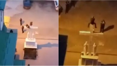 Photo of video | Un bărbat a urcat pe crucifixul din fața unei biserici din capitală și a amenințat că va sări. Individul ar fi scăpat o armă