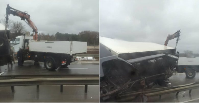 Photo of foto, video | Accident de groază în raionul Criuleni. Un camion s-a răsturnat pe separatorul de sensuri