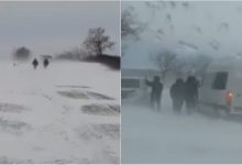 Photo of video | Zeci de oameni au fost salvați de polițiștii de frontieră din nămeți. Mai multe vămi și-au reluat activitatea