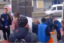 Photo of video | Un șofer de troleibuz a fost lovit de o mașină în timp ce conecta liniile vehiculului la curentul electric