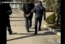 Photo of video | Un alt „curier” de droguri, din nou Telegram: Un tânăr din Chișinău, reținut în momentul în care ar fi dus „comenzile” pentru clienți