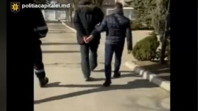 Photo of video | Un alt „curier” de droguri, din nou Telegram: Un tânăr din Chișinău, reținut în momentul în care ar fi dus „comenzile” pentru clienți