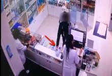 Photo of video | Ar fi furat două preparate dintr-o farmacie chiar în fața angajatelor și a camerelor de supraveghere. Momentul în care bărbatul iese pe ușă fără să plătească