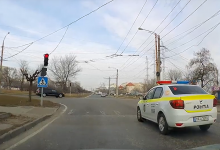 Photo of video | Un echipaj de poliţie, filmat cum trece la roșu într-o intersecţie din Chişinău. „Ofițerii ar trebui să fie un etalon în trafic pentru ceilalţi cetăţeni, însă …”
