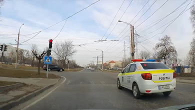 Photo of video | Un echipaj de poliţie, filmat cum trece la roșu într-o intersecţie din Chişinău. „Ofițerii ar trebui să fie un etalon în trafic pentru ceilalţi cetăţeni, însă …”