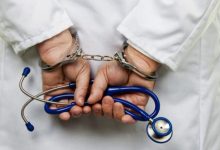 Photo of De la glume inofensive la filme 18+. Un medic a comis acțiuni cu caracter sexual față de o fostă pacientă de 13 ani