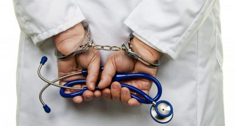 Photo of De la glume inofensive la filme 18+. Un medic a comis acțiuni cu caracter sexual față de o fostă pacientă de 13 ani