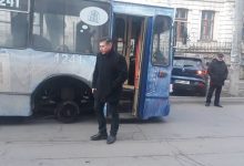 Photo of foto | Urmează stația: „am rămas fără o roată”. Un troleibuz din Chișinău și-ar fi pierdut o anvelopă din mers, în plin trafic