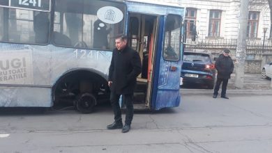 Photo of foto | Urmează stația: „am rămas fără o roată”. Un troleibuz din Chișinău și-ar fi pierdut o anvelopă din mers, în plin trafic