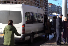 Photo of video | Dimineață fără microbuze în capitală. Cum au reacționat oamenii când au aflat că nu vor putea urca în nici un maxi-taxi până la 10:00?