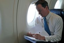 Photo of Pașaportul lui David Cameron și o armă, descoperite în camera de baie a unui avion. Cum au ajuns acolo?