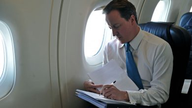 Photo of Pașaportul lui David Cameron și o armă, descoperite în camera de baie a unui avion. Cum au ajuns acolo?