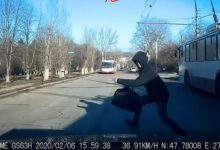 Photo of video | Iresponsabilitatea care putea duce la tragedie. Momentul în care un pieton este cât pe ce să fie lovit în plin de un automobil