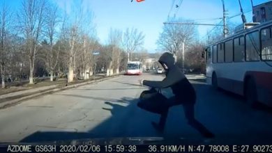 Photo of video | Iresponsabilitatea care putea duce la tragedie. Momentul în care un pieton este cât pe ce să fie lovit în plin de un automobil