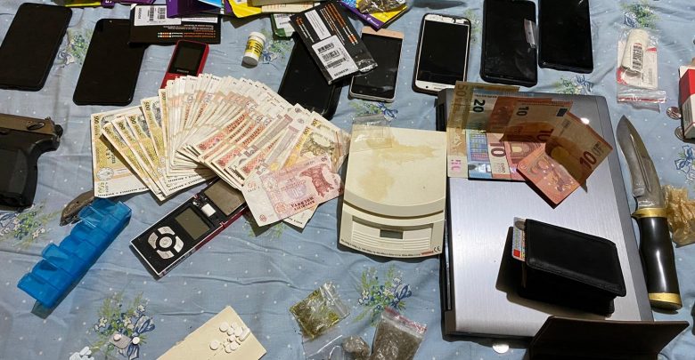 Photo of video | Business cu droguri prin Telegram, pus pe roate de câțiva tineri. 300.000 de lei – valoarea substanțelor confiscate la percheziții